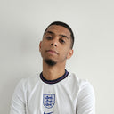 Homme portant un maillot de football blanc style équipe nationale sur fond neutre.