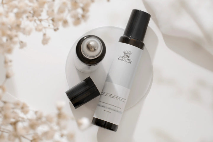 Sérum capillaire nourrissant Jardin Capillaire présenté sur fond blanc avec fleurs séchées.