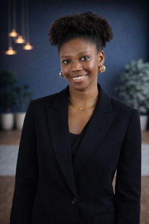 Portrait d'une femme élégante en costume 